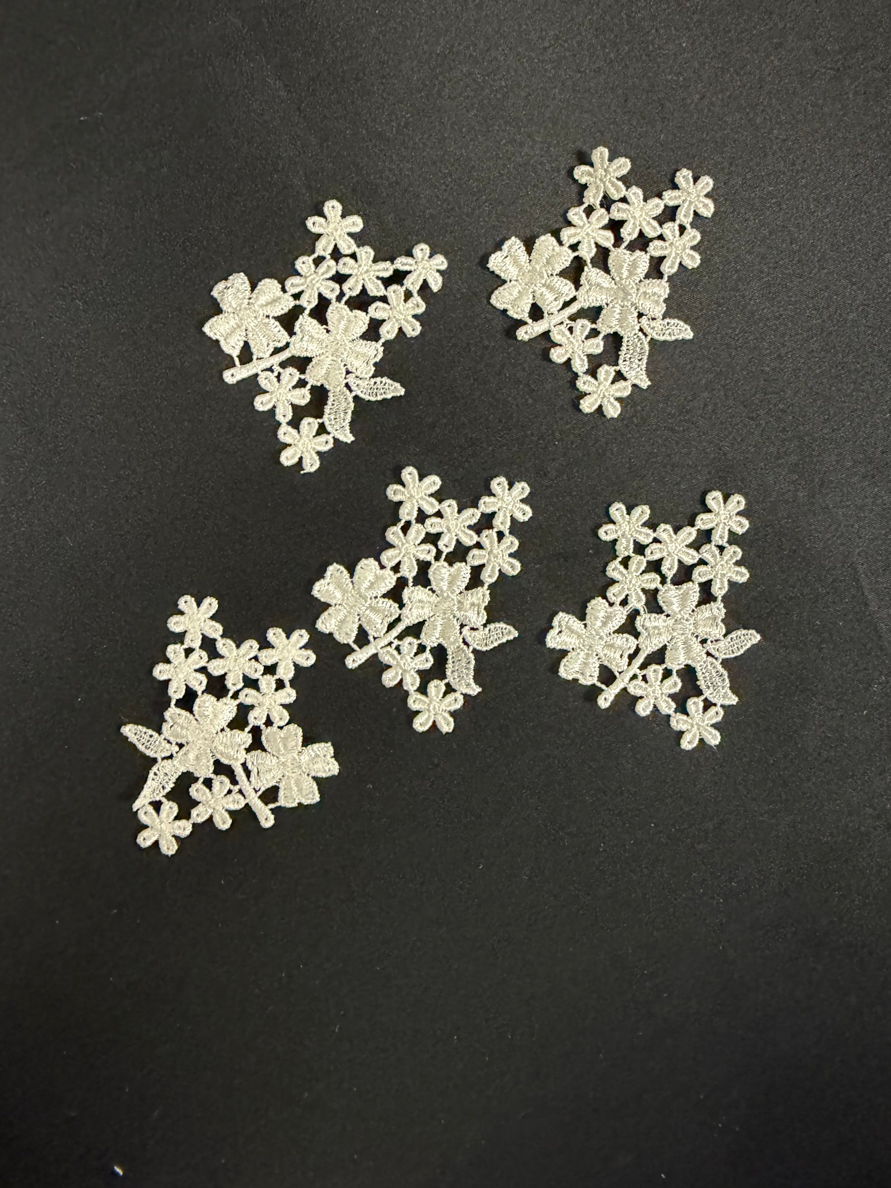 Elfenbeinfarbener Guipure-Blumenstrauß - M19 (Beutel mit 25 Stück)