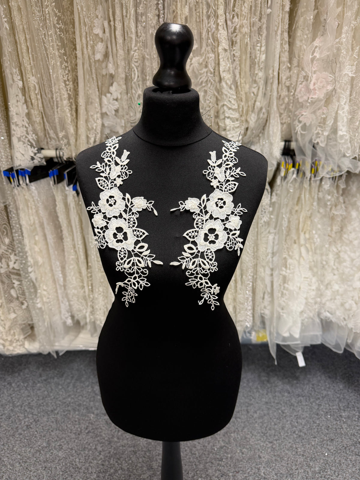 Ivory Guipure Lace Appliques - T404