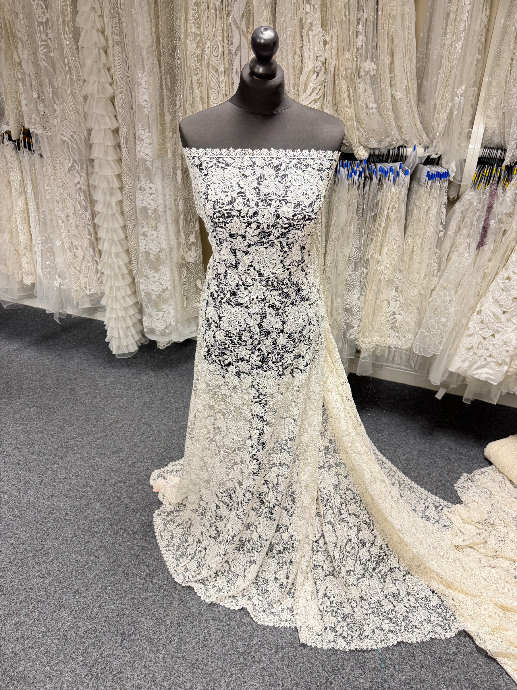 Ivory Guipure Lace - P356