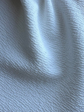Elfenbeinfarbener, schwerer Polyester-Krepp mit Stretchanteil – Spanien