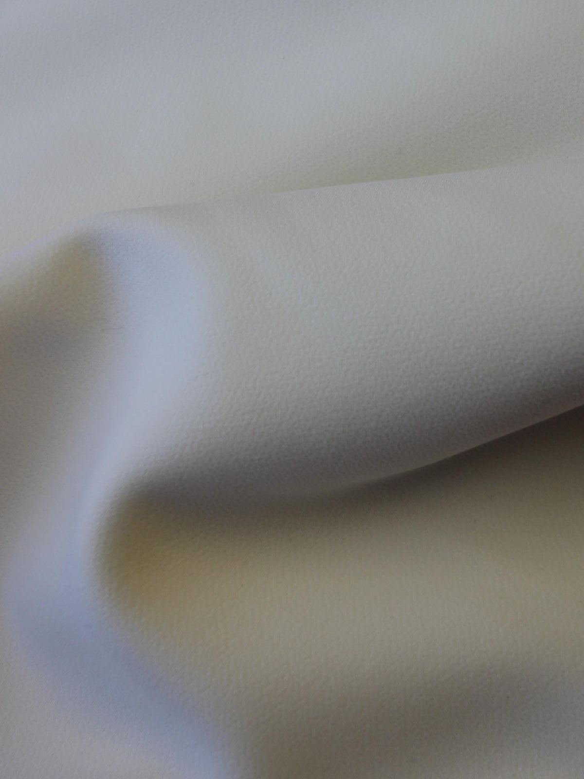 Schweres Krepp aus elfenbeinfarbenem Polyester – Pamper