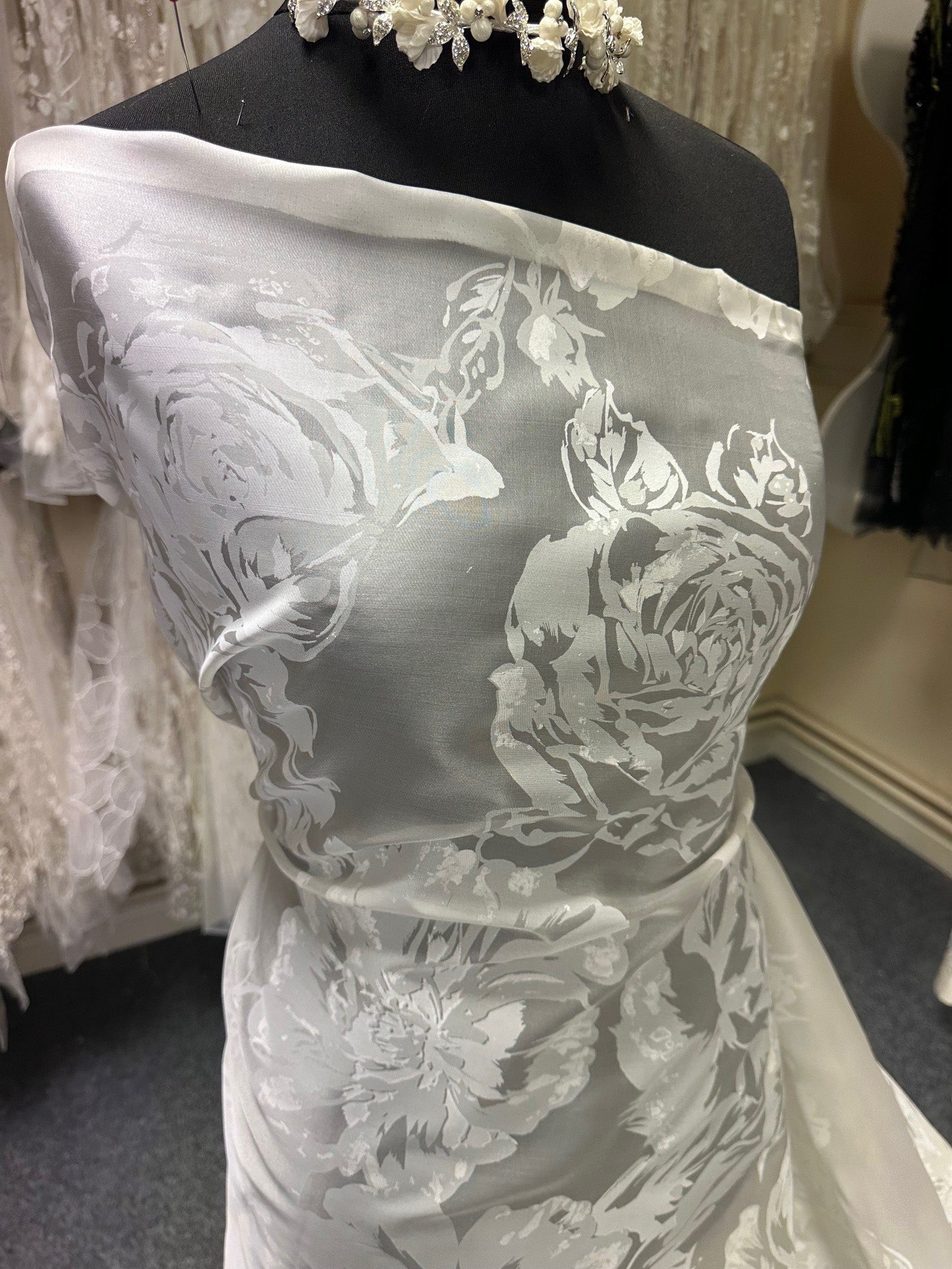 Elfenbeinfarbener, bedruckter Organza-Satin – Volta