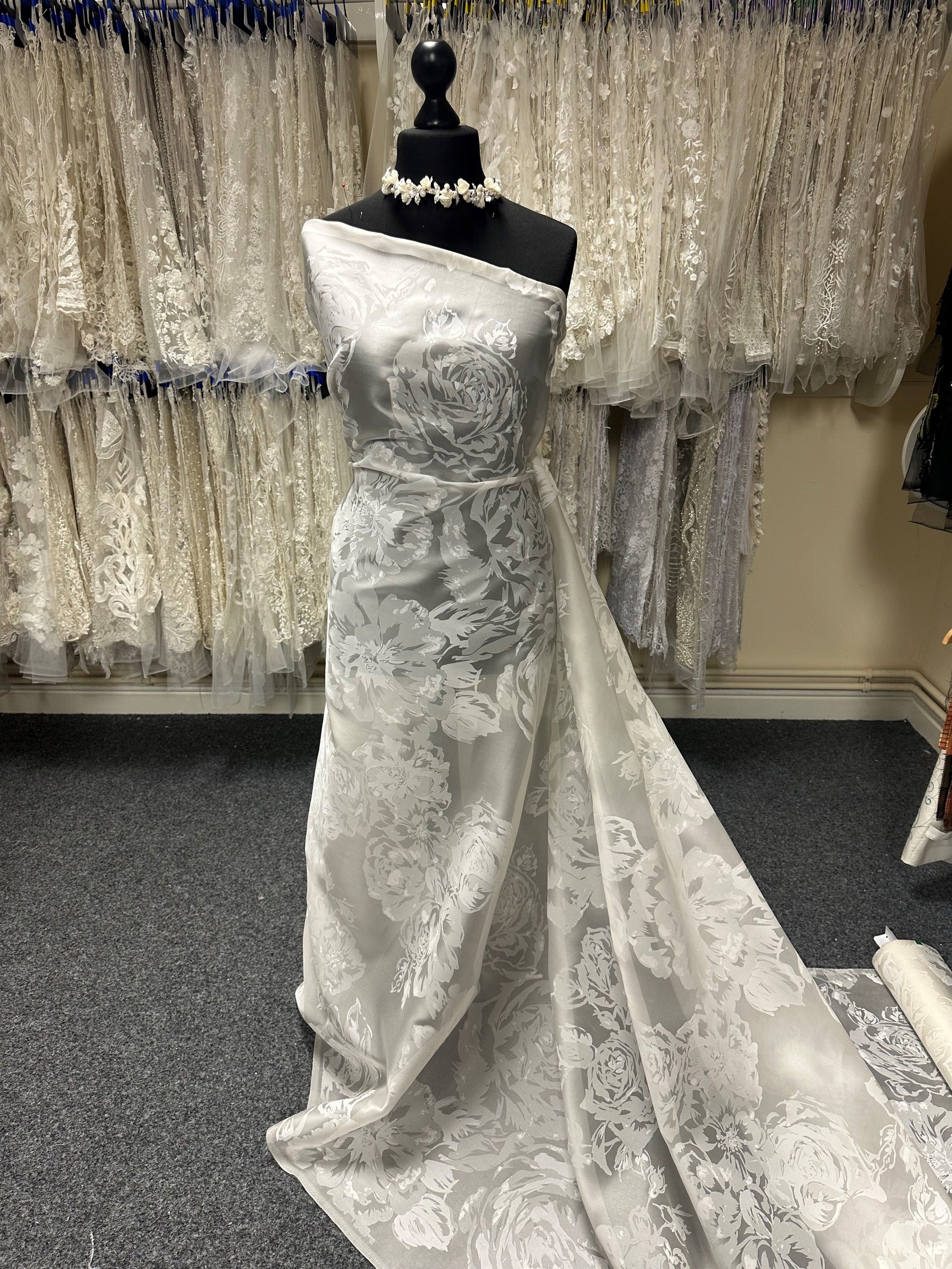 Elfenbeinfarbener, bedruckter Organza-Satin – Volta