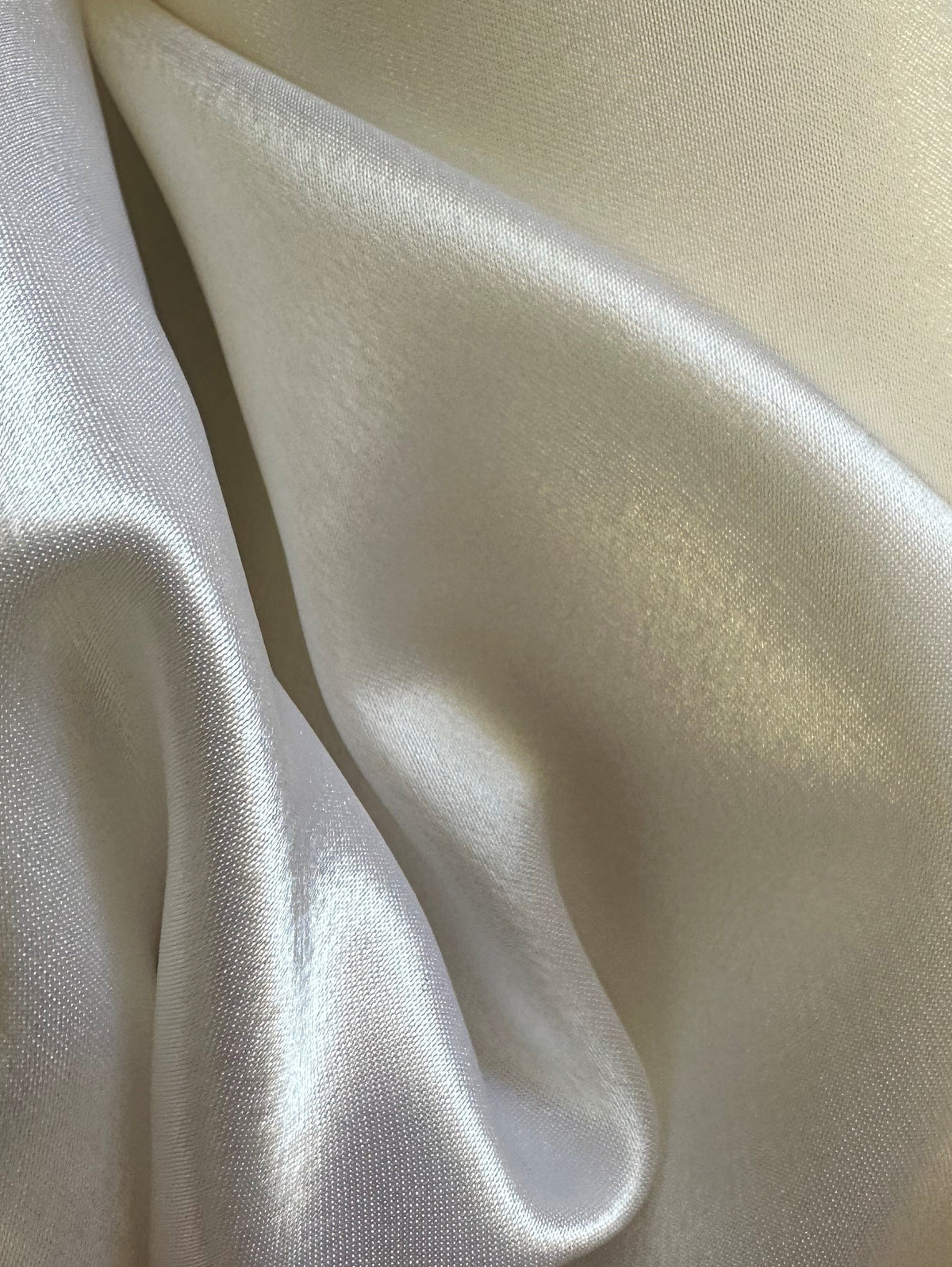 Elfenbeinfarbener glänzender Polyestersatin (148 cm/58 Zoll) – Adoration