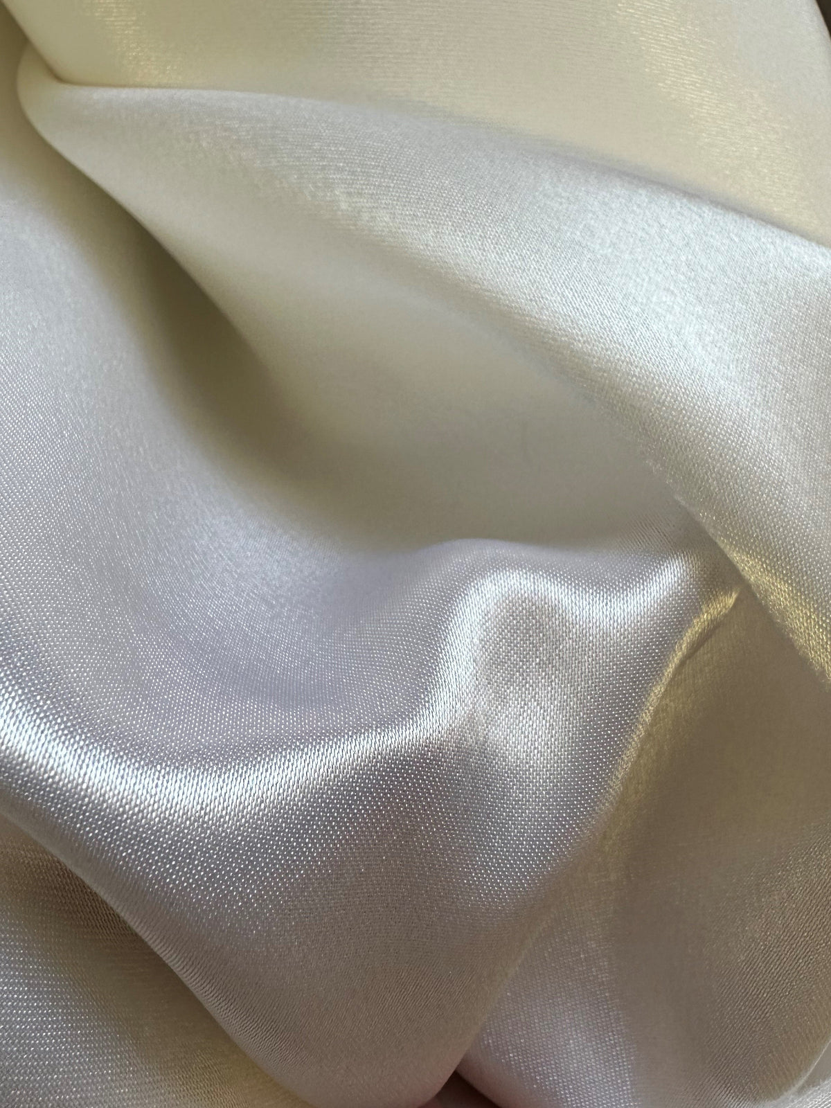 Elfenbeinfarbener glänzender Polyestersatin (148 cm/58 Zoll) – Adoration