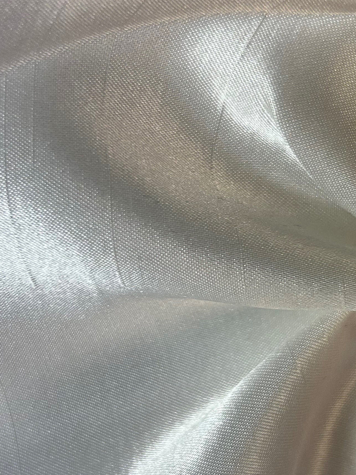 Elfenbeinfarbenes Dupion mit Polyester-Satin-Rückseite – Klarheit