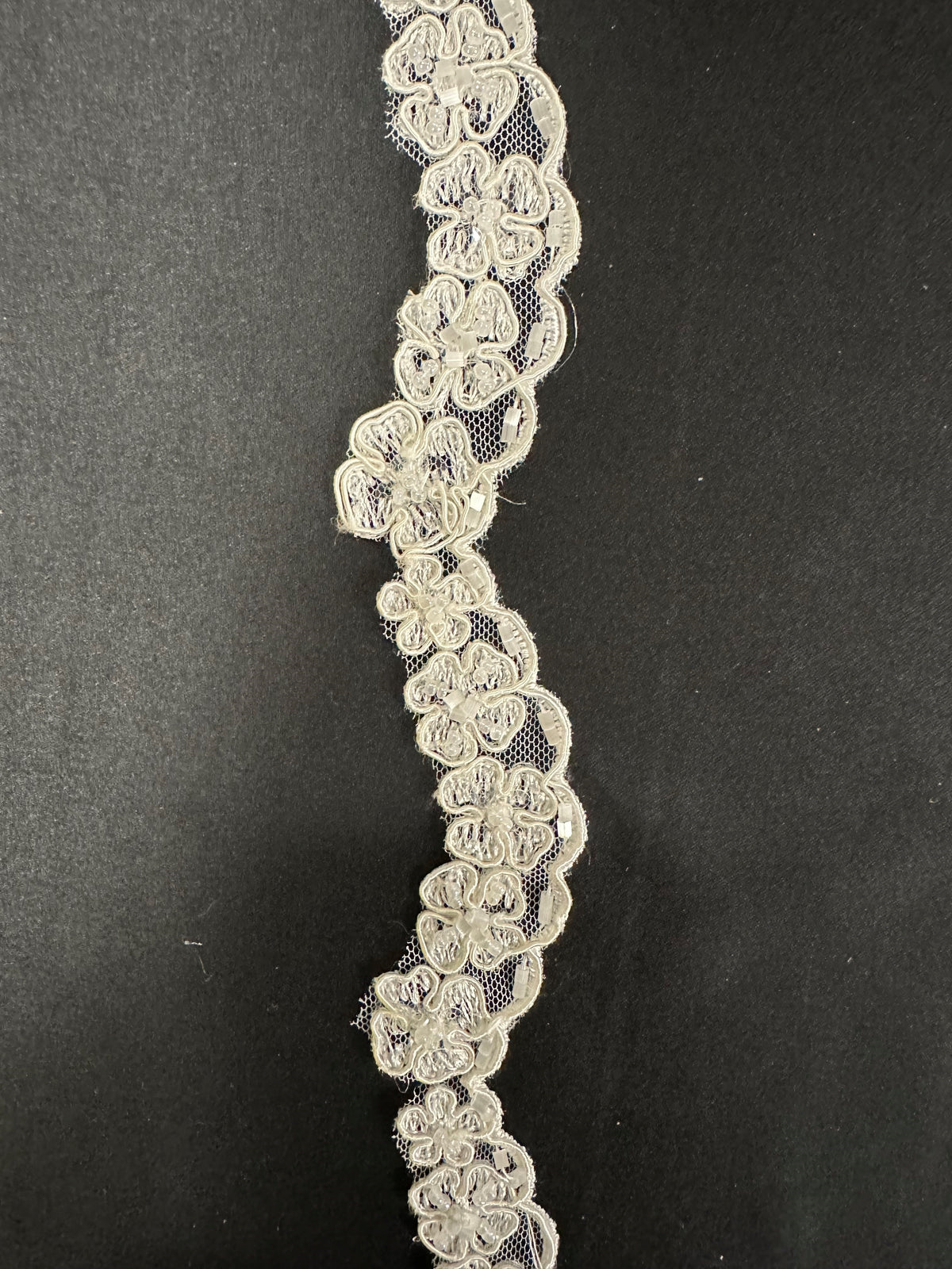 Elfenbeinfarbene Perlen- und Kordelspitze – Natürlichkeit