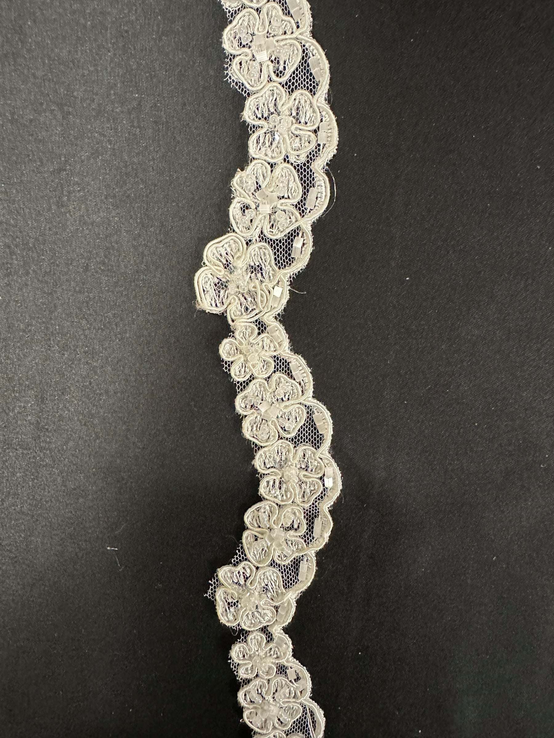 Elfenbeinfarbene Perlen- und Kordelspitze – Natürlichkeit