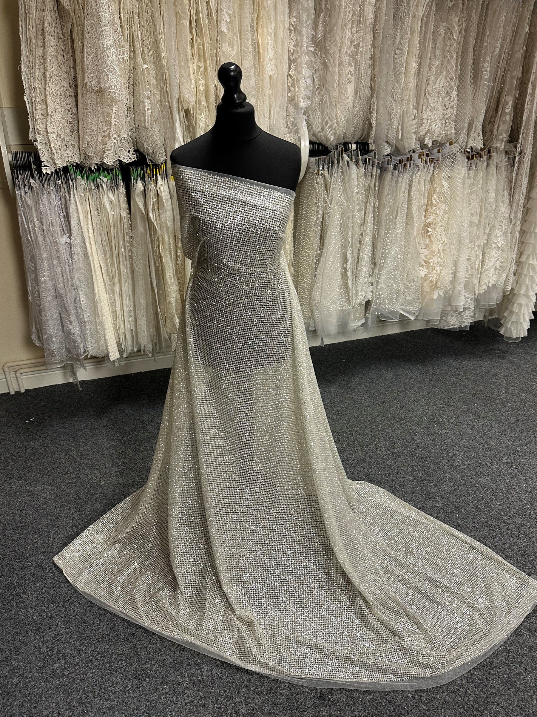 Elfenbeinfarbener Glitzertüll – Leigh