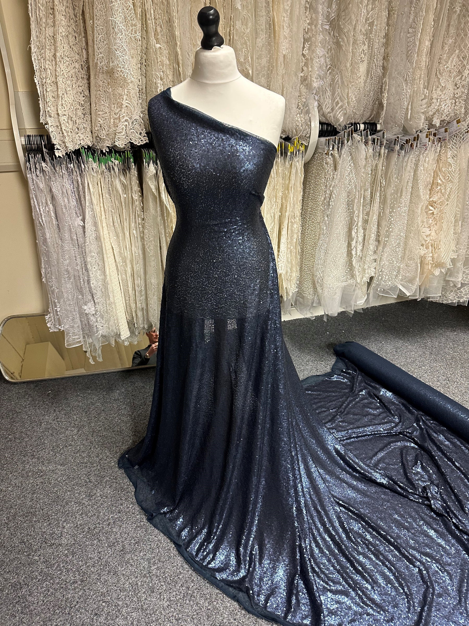 Marineblauer Paillettentüll – Rechtsfarben