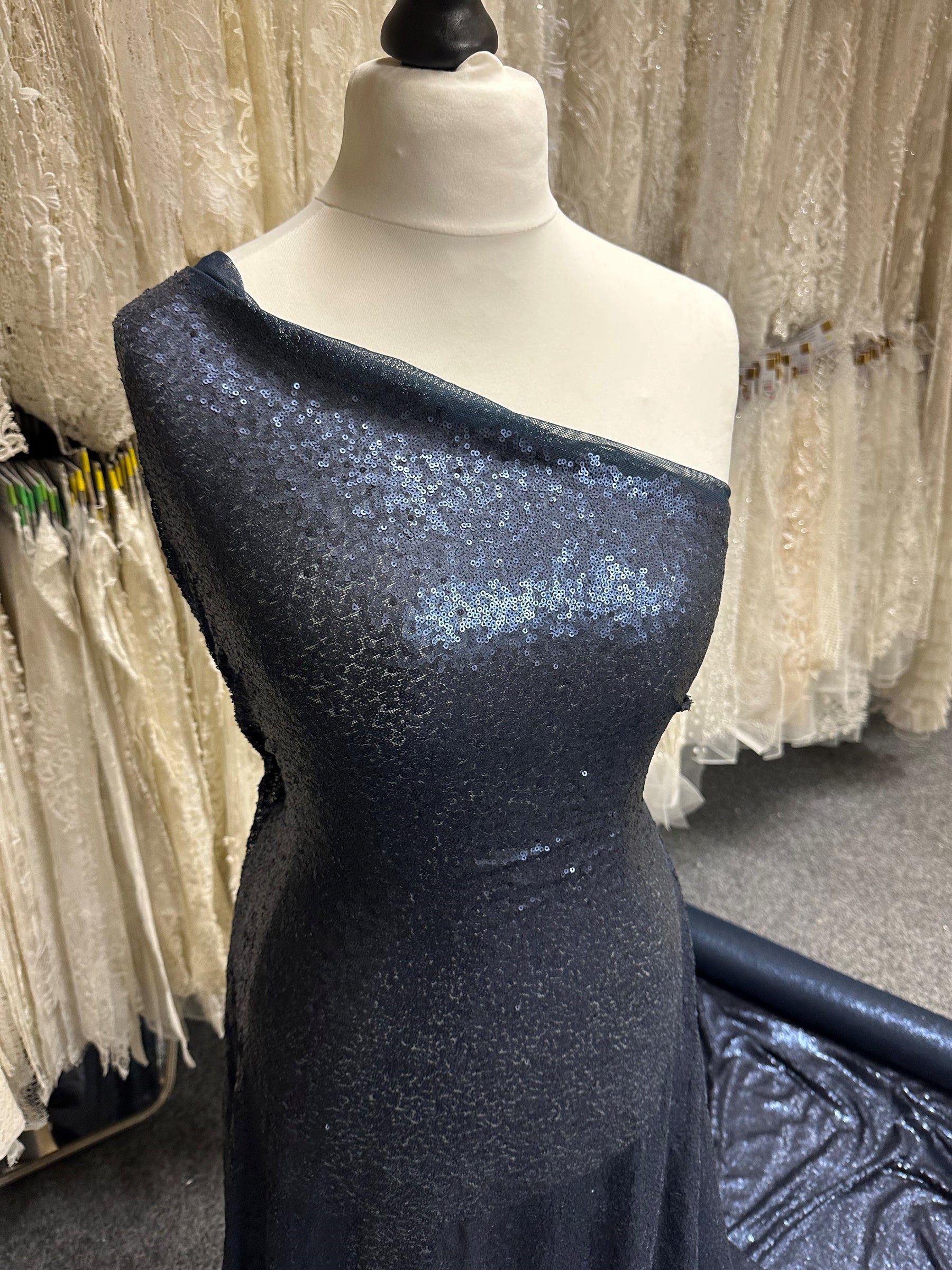 Marineblauer Paillettentüll – Rechtsfarben