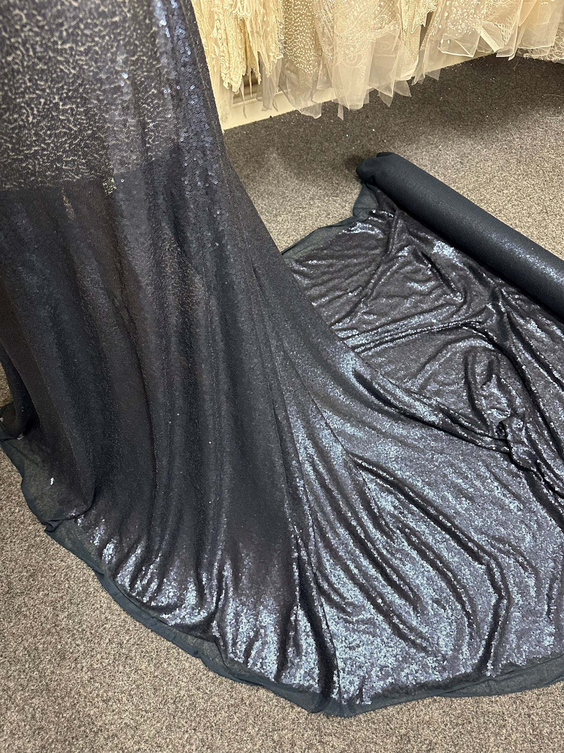 Marineblauer Paillettentüll – Rechtsfarben