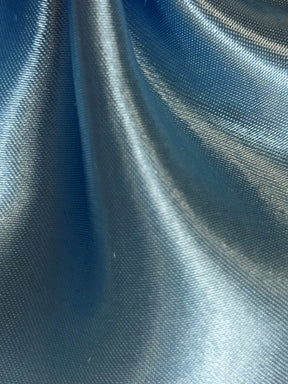 Hellblauer Polyestersatin – Ascot