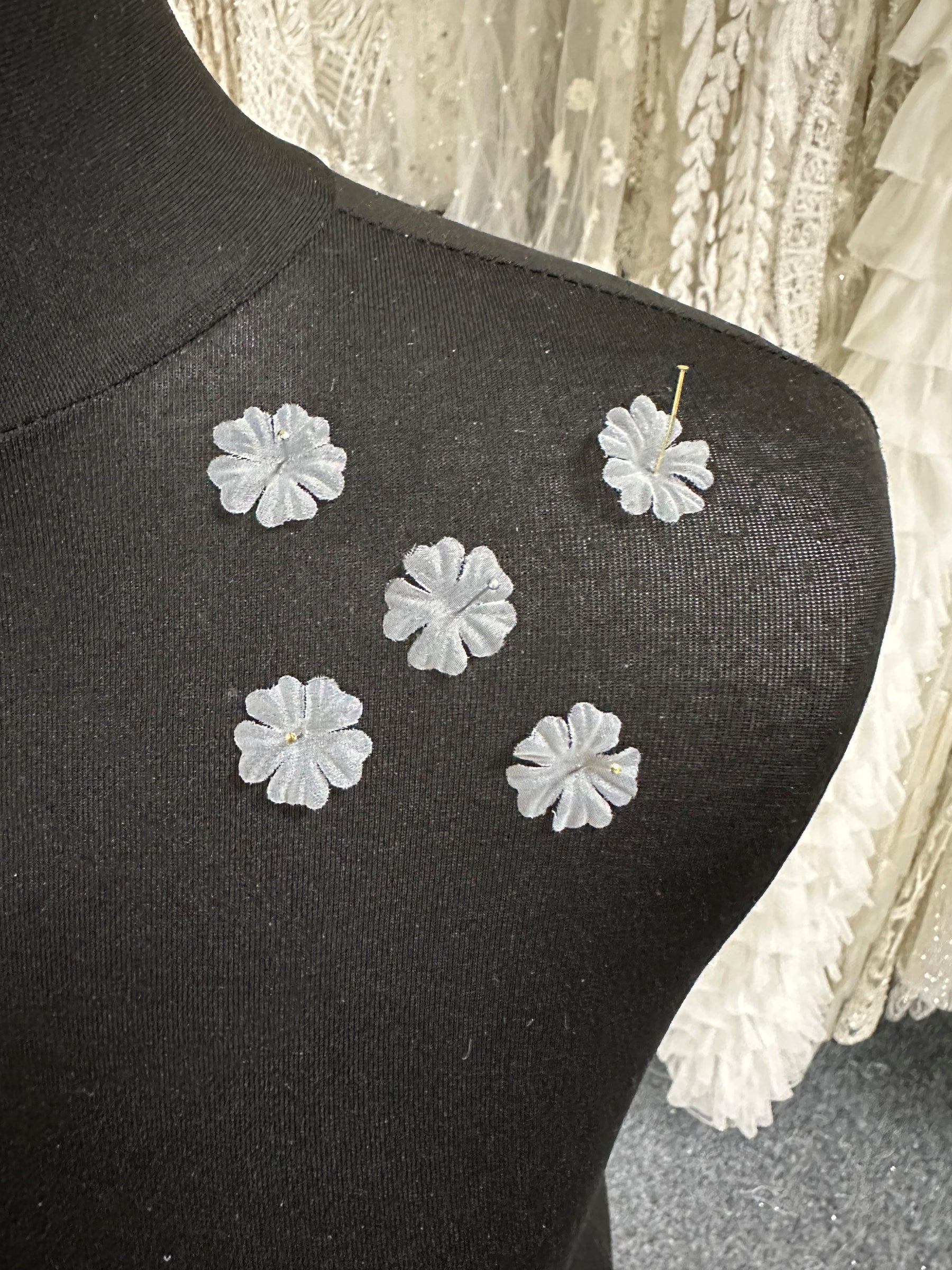 Elfenbeinfarbene Eco-Georgette-Blumen - MM0040 (Beutel mit 144 Stück) 