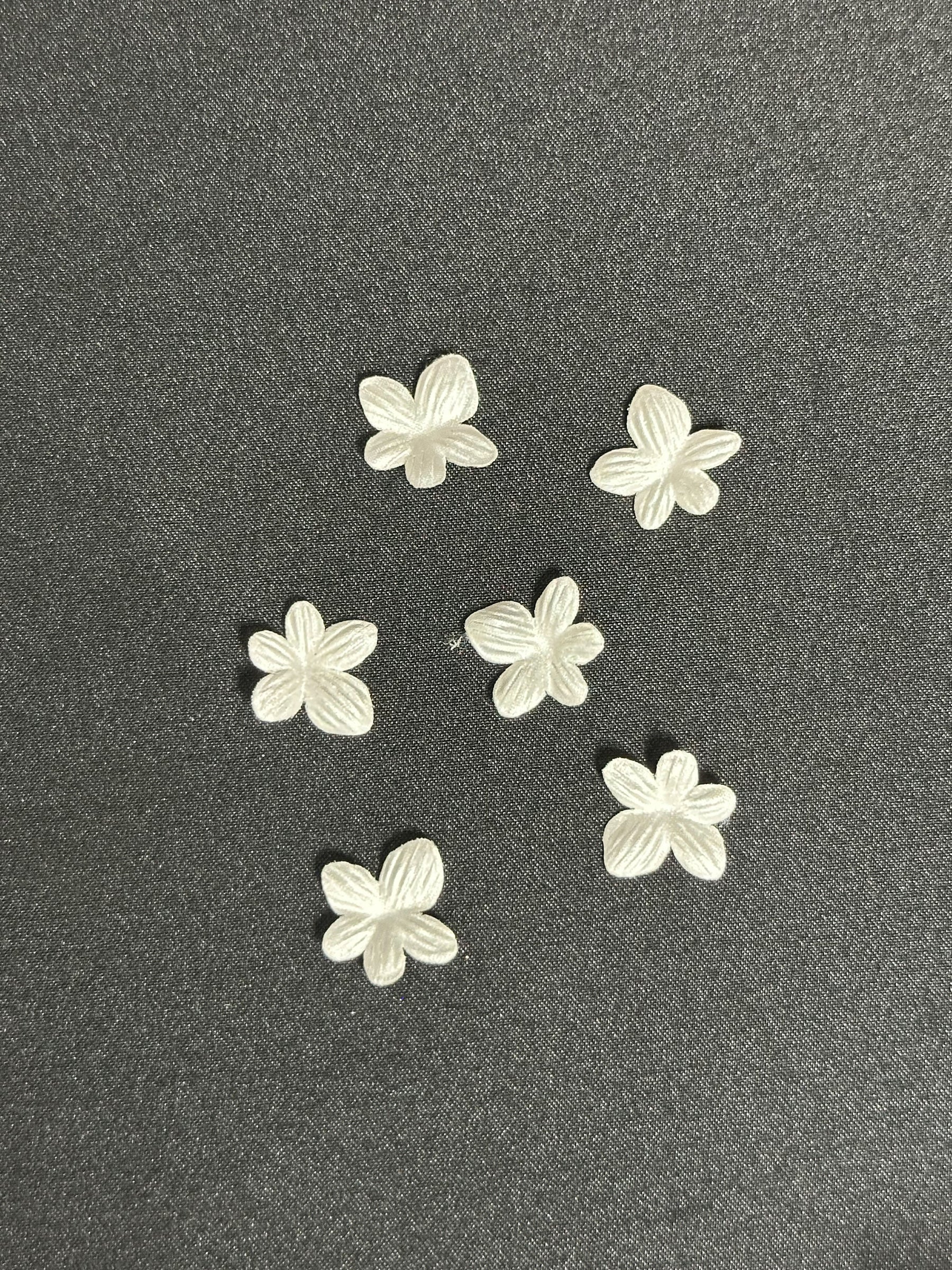 Pale Ivory Laser Cut Flower - MM0028 (pack of 144)