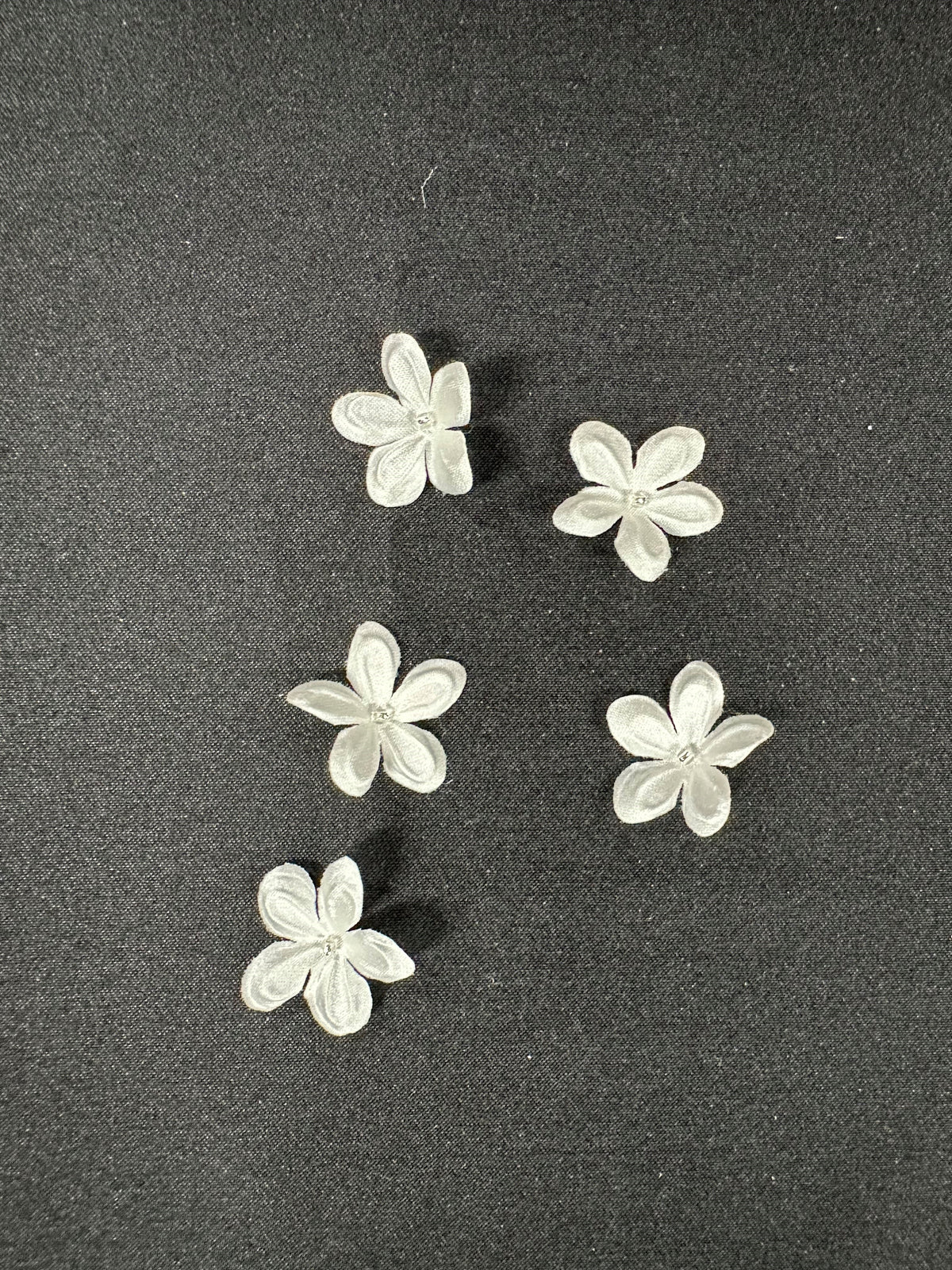Elfenbeinfarbene Satinblumen - M13 (Beutel mit 144 Stück)