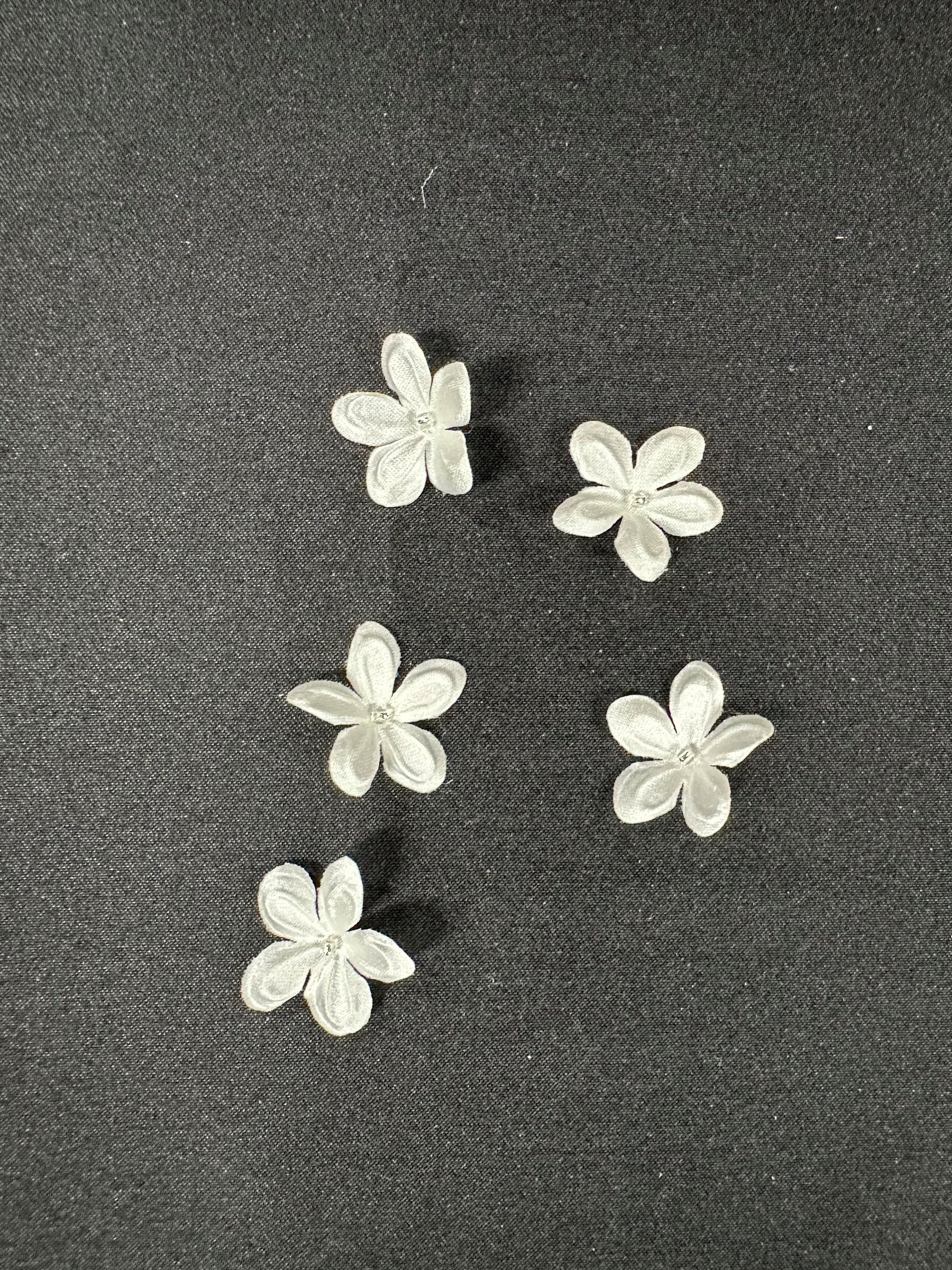 Elfenbeinfarbene Satinblumen - M13 (Beutel mit 144 Stück)