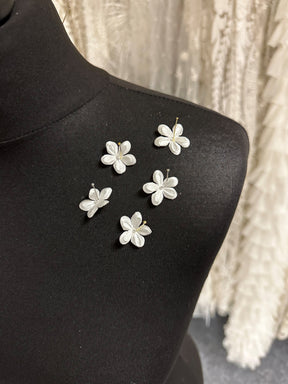 Elfenbeinfarbene Satinblumen - M13 (Beutel mit 144 Stück)
