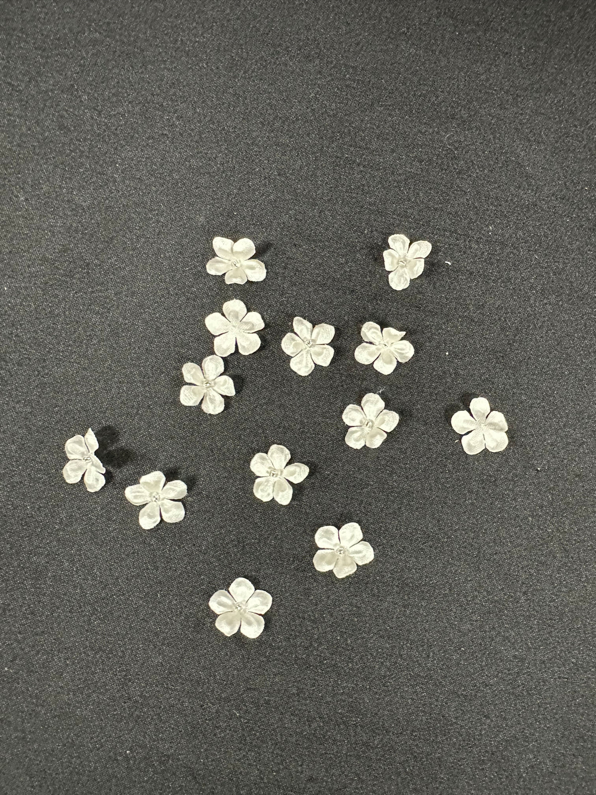 Elfenbeinfarbene Satinblumen - M14 (Beutel mit 144 Stück)