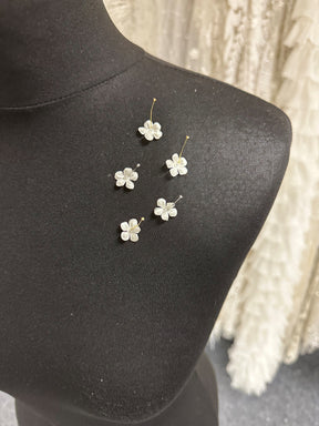 Elfenbeinfarbene Satinblumen - M14 (Beutel mit 144 Stück)