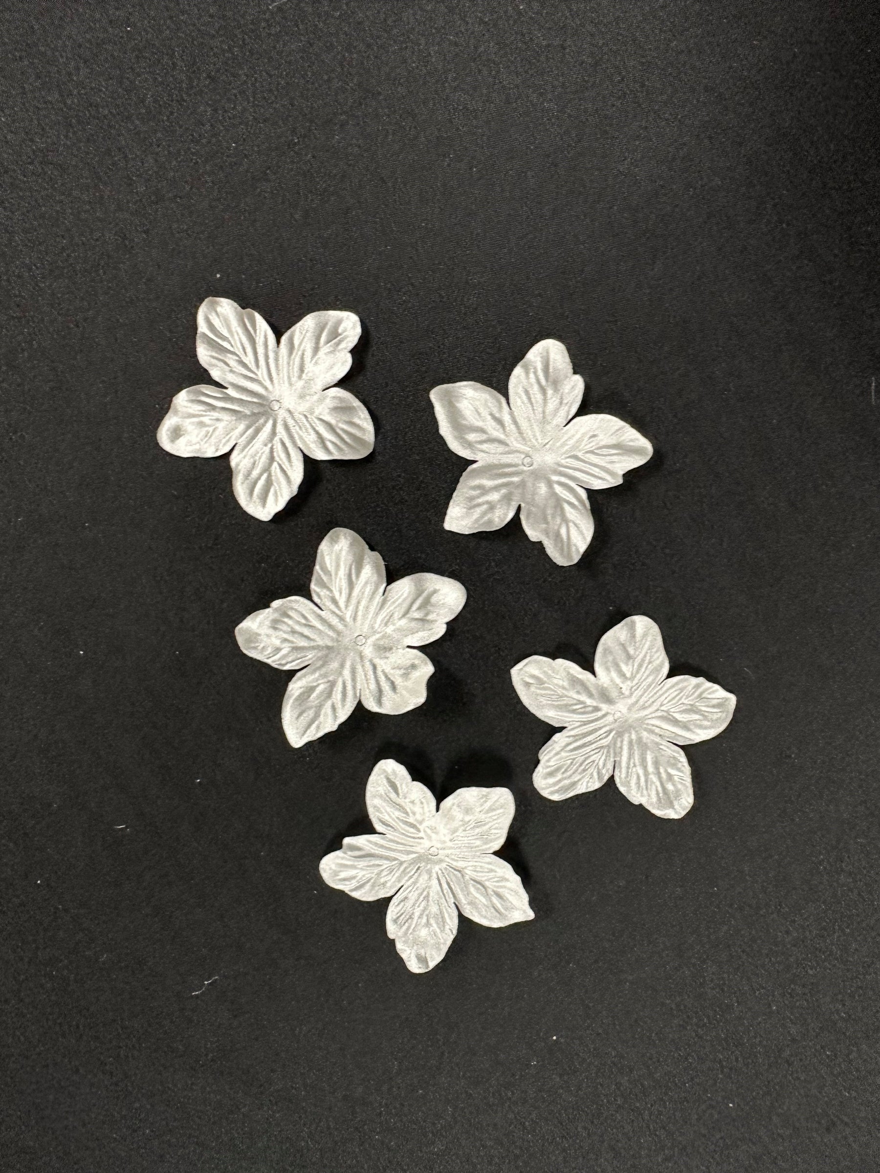 Elfenbeinfarbene Eco-Satinblumen - MM0038 (Beutel mit 144 Stück)