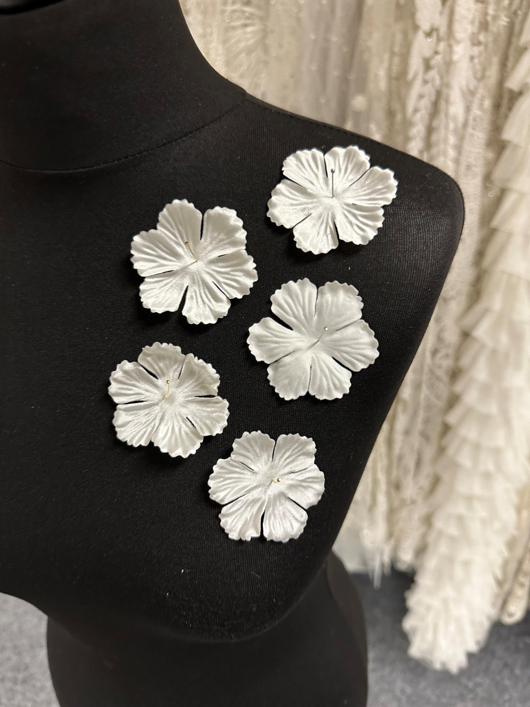 Elfenbeinfarbene Eco-Satinblumen - MM0039 (Beutel mit 144 Stück)