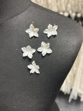 Blass-elfenbeinfarbene, lasergeschnittene Blume - MM0008 (Packung mit 144 Stück)