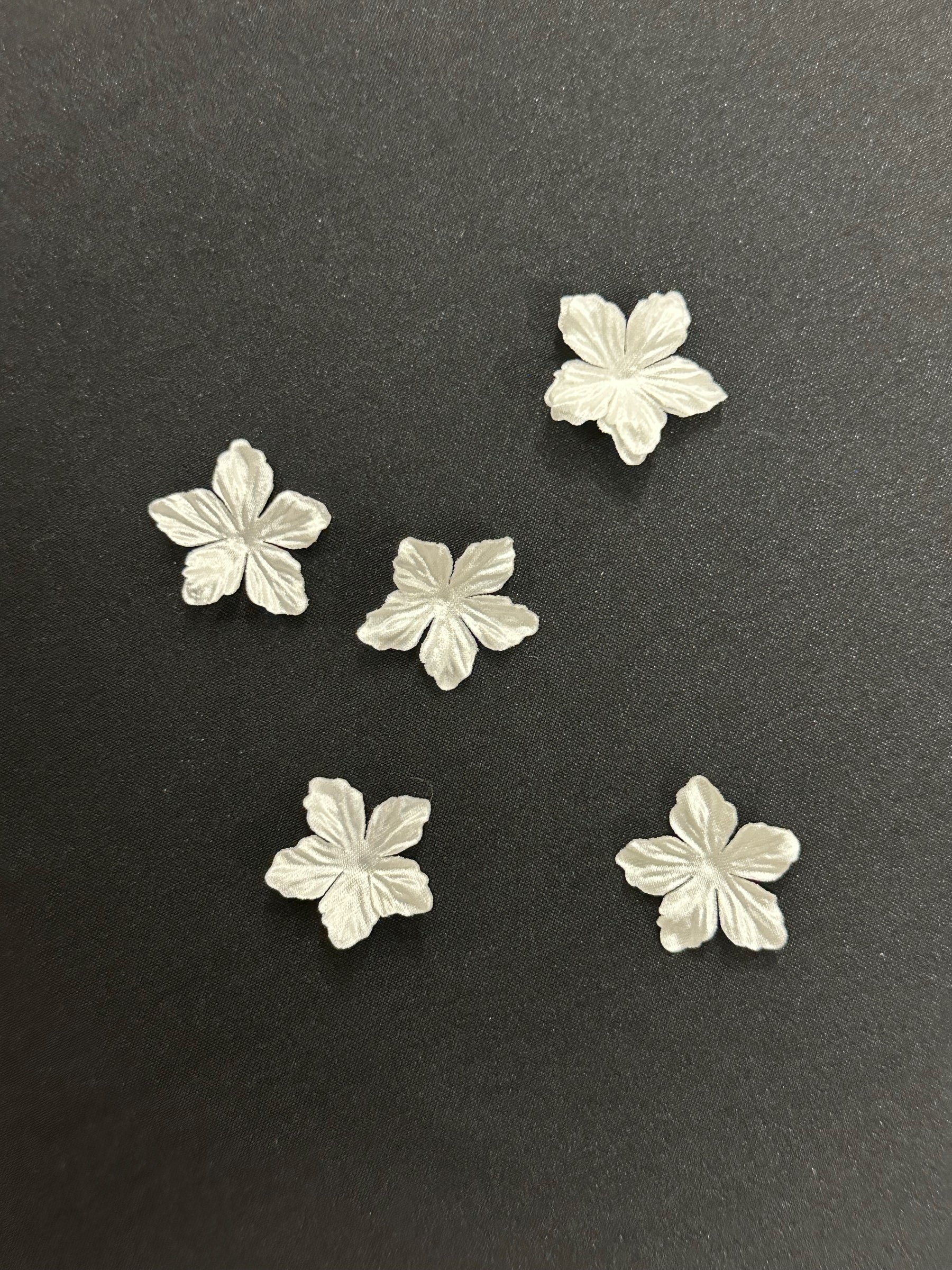 Blass-elfenbeinfarbene, lasergeschnittene Blume - MM0008 (Packung mit 144 Stück)