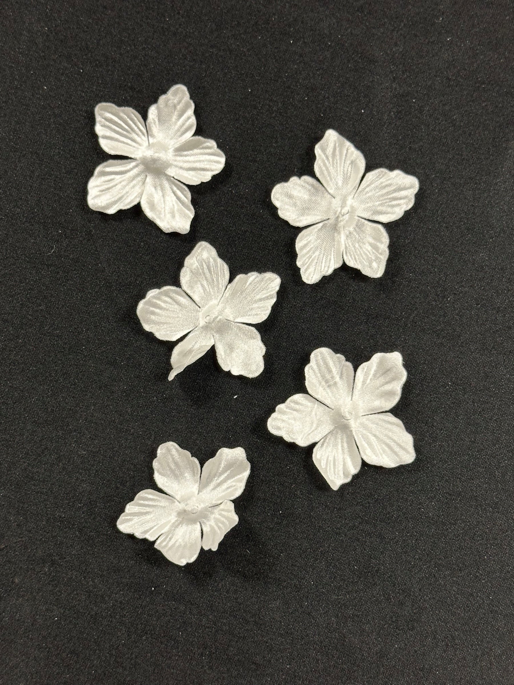 Blass-elfenbeinfarbene 5-blättrige Blüten - MM0030 (Beutel mit 144 Stück)