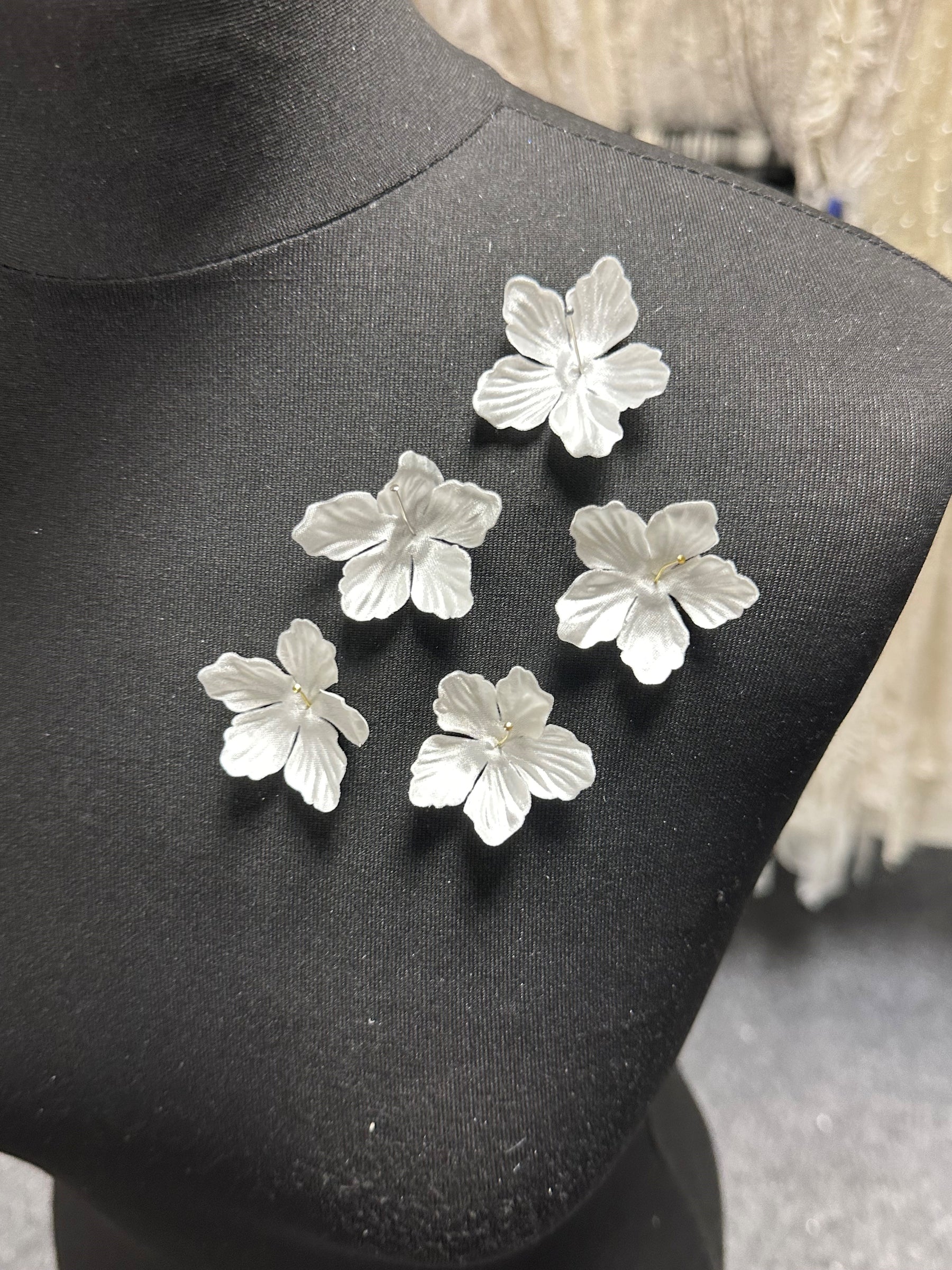 Blass-elfenbeinfarbene 5-blättrige Blüten - MM0030 (Beutel mit 144 Stück)
