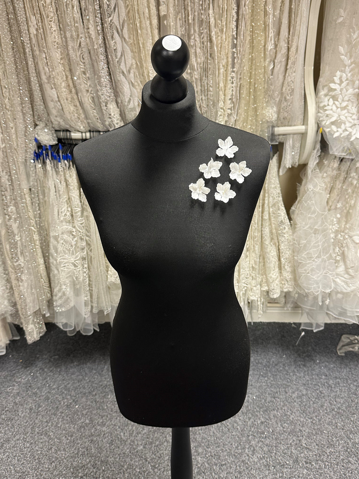 Blass-elfenbeinfarbene 5-blättrige Blüten - MM0030 (Beutel mit 144 Stück)