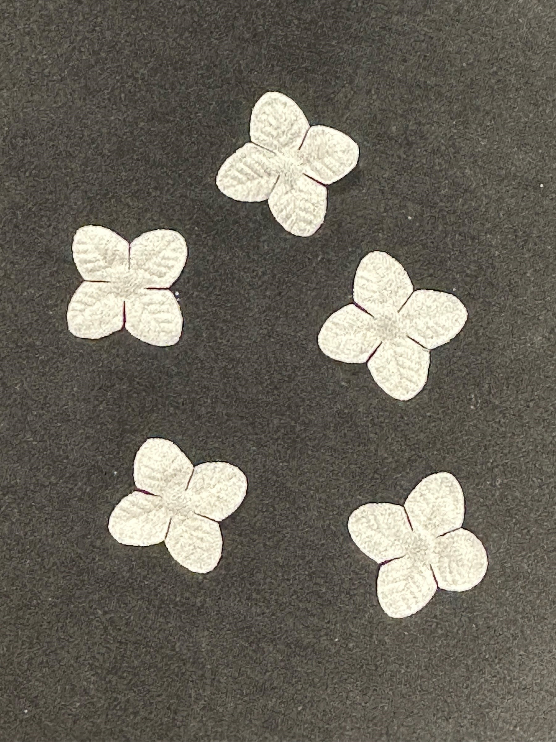 Elfenbeinfarbene 4-Blütenblätter - MM005 (Beutel mit 144 Stück)