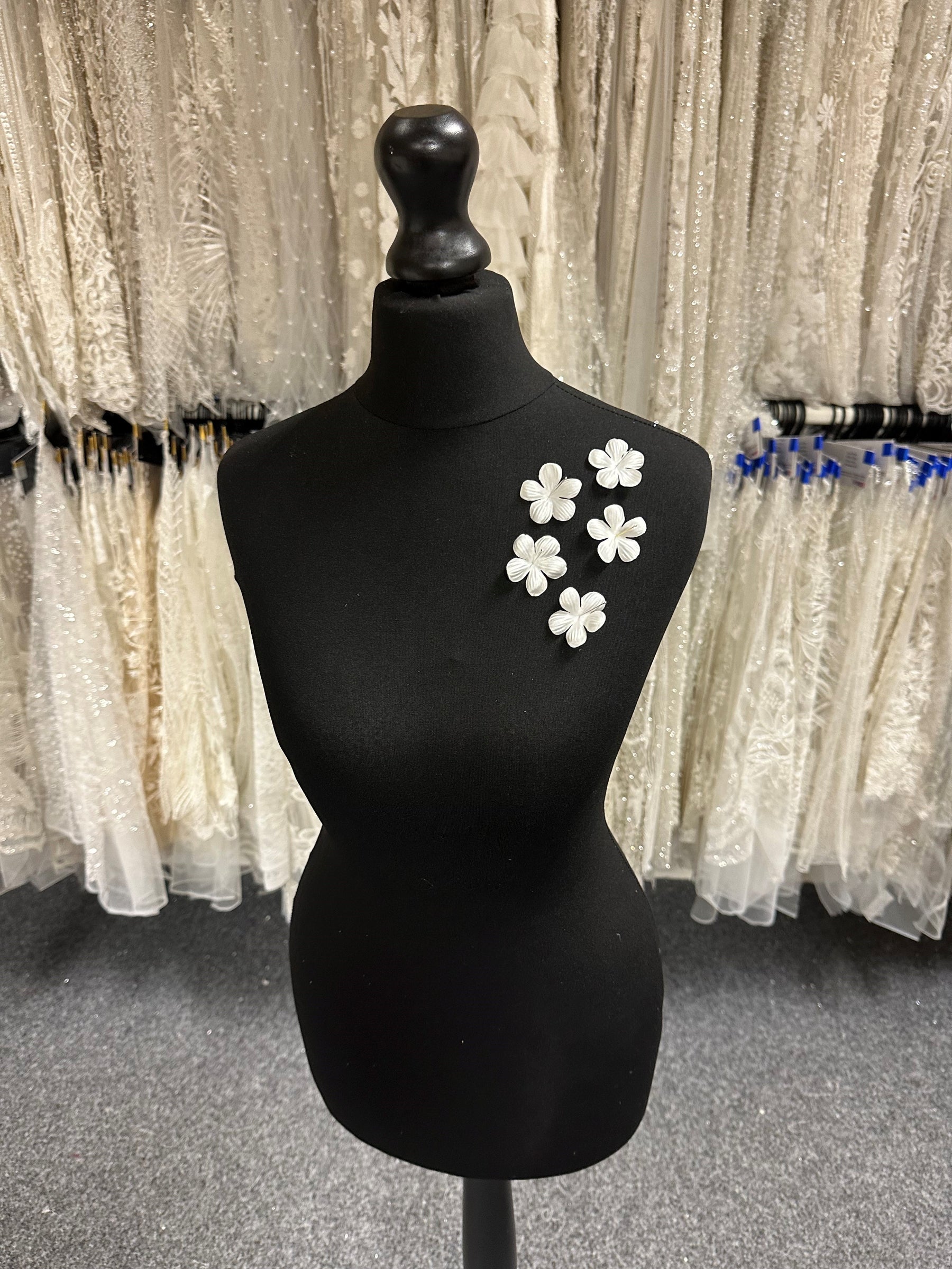 Blass-Elfenbeinfarbene Öko-Blumen mit 6 Blütenblättern - MM0033 (Beutel mit 144 Stück)