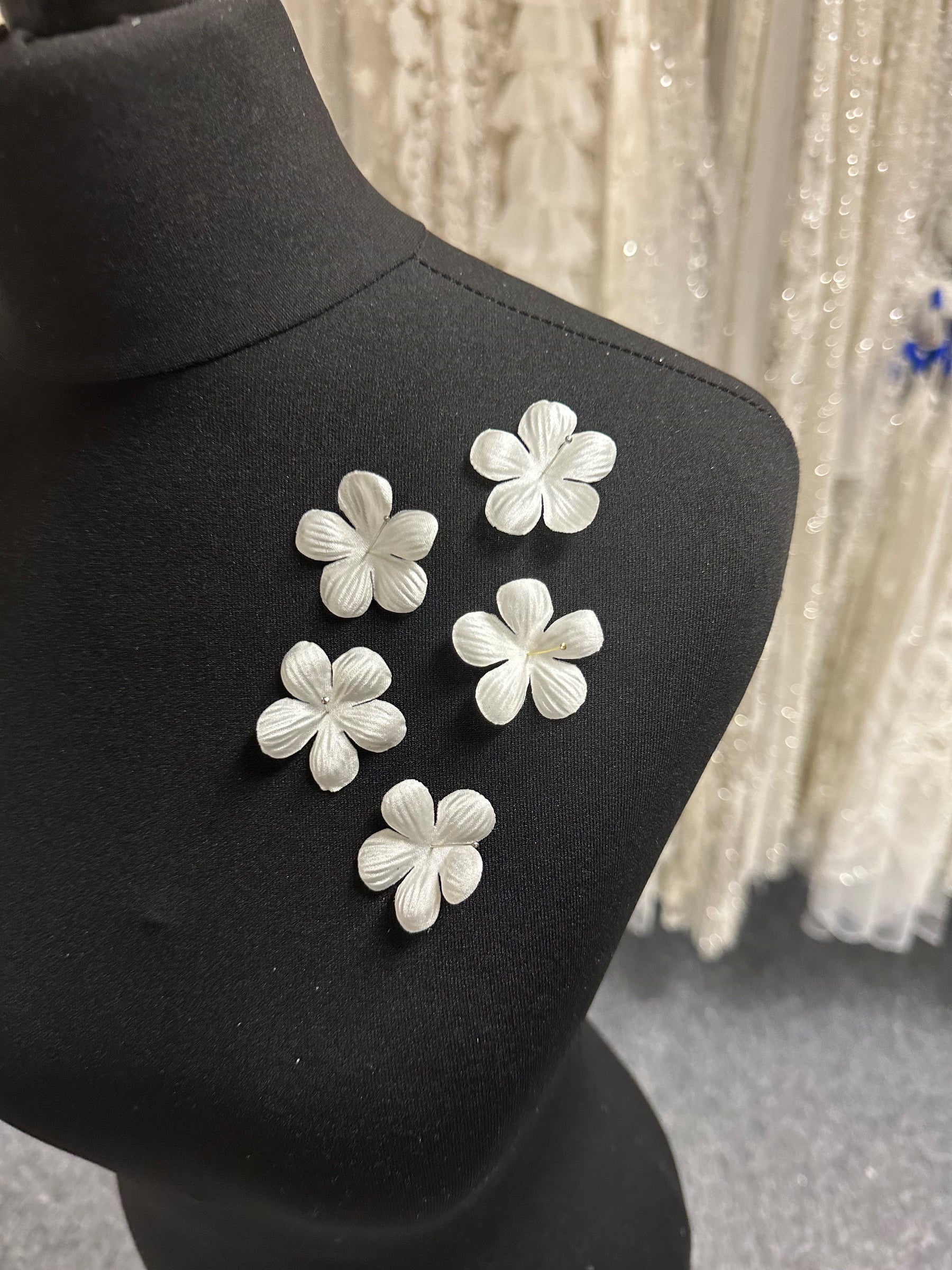 Blass-Elfenbeinfarbene Öko-Blumen mit 6 Blütenblättern - MM0033 (Beutel mit 144 Stück)