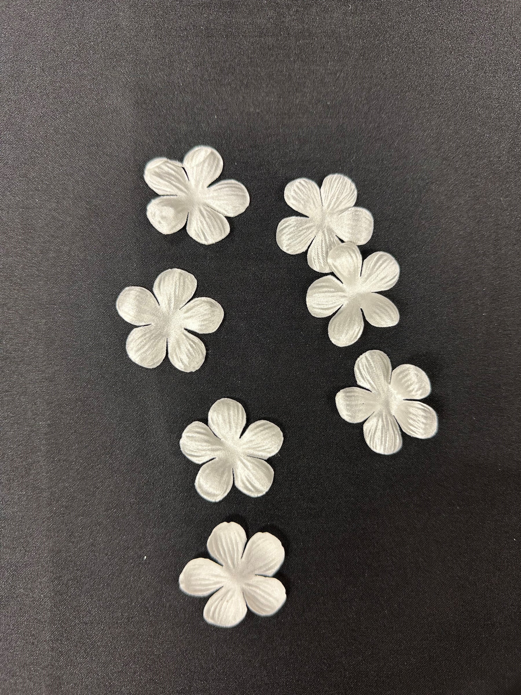 Blass-Elfenbeinfarbene Öko-Blumen mit 6 Blütenblättern - MM0033 (Beutel mit 144 Stück)