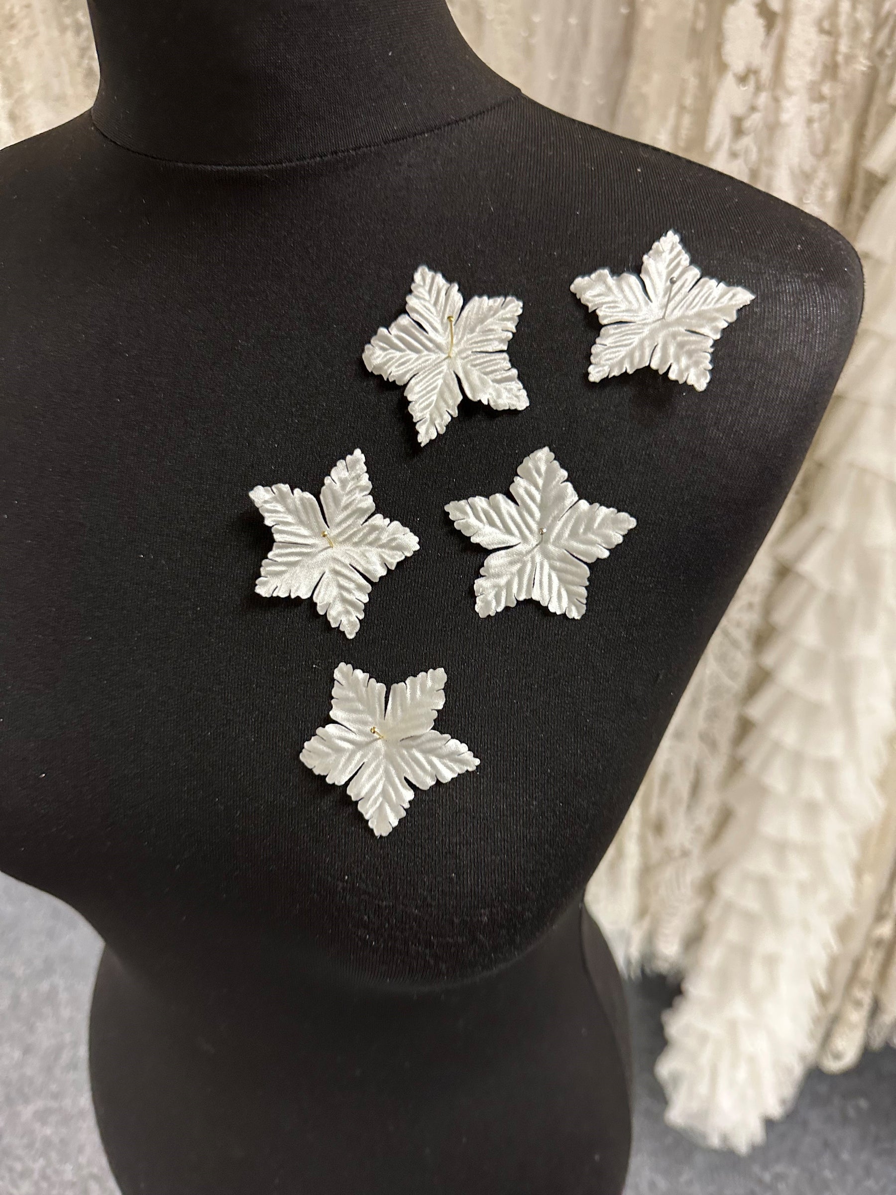 Blass-Elfenbeinfarbene Öko-Blumen mit 5 Blütenblättern - MM0031 (Beutel mit 144 Stück)