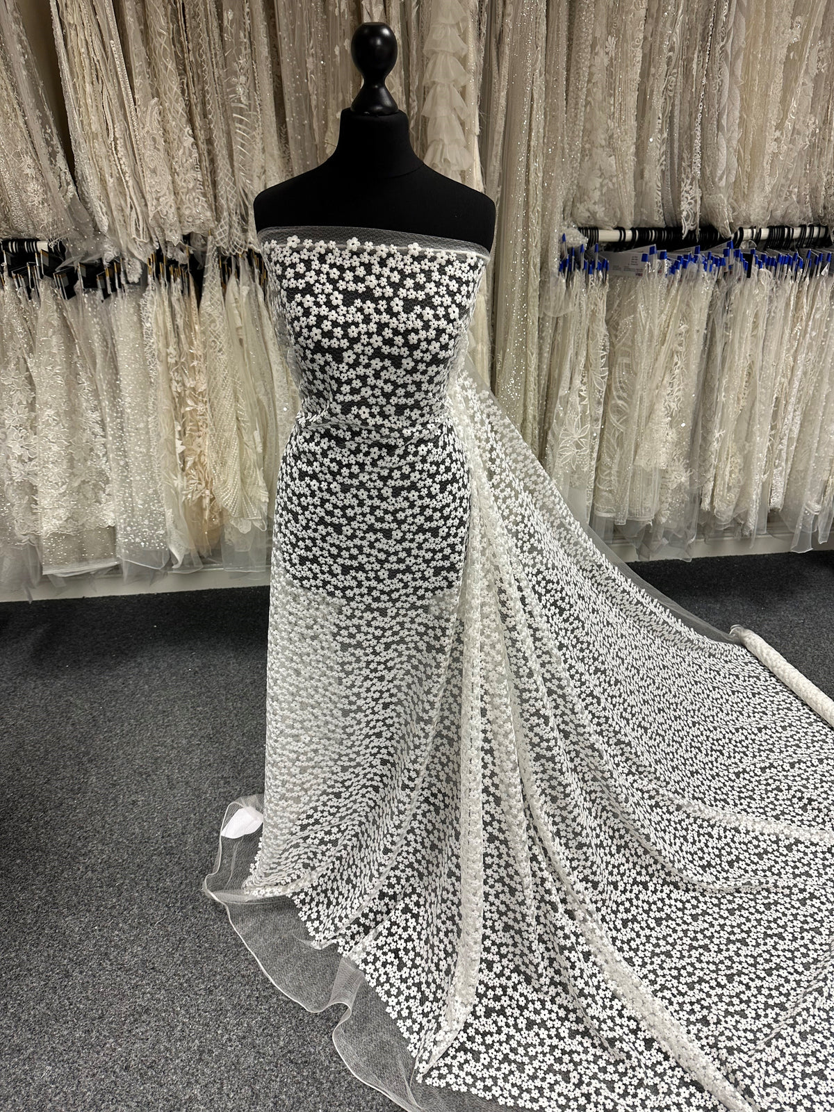 Elfenbeinfarbene, bestickte Blumenspitze - Madcap