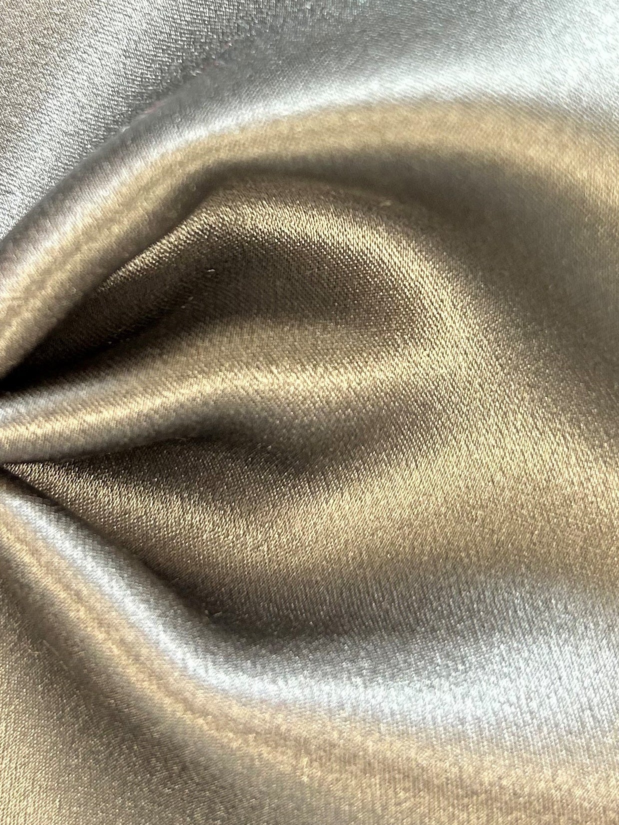 Metallgrauer Seidensatin – Magnifique