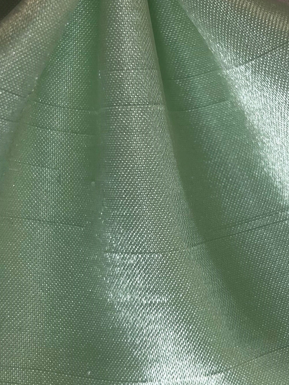 Mintfarbenes Dupion mit Polyester-Satin-Rückseite – Klarheit