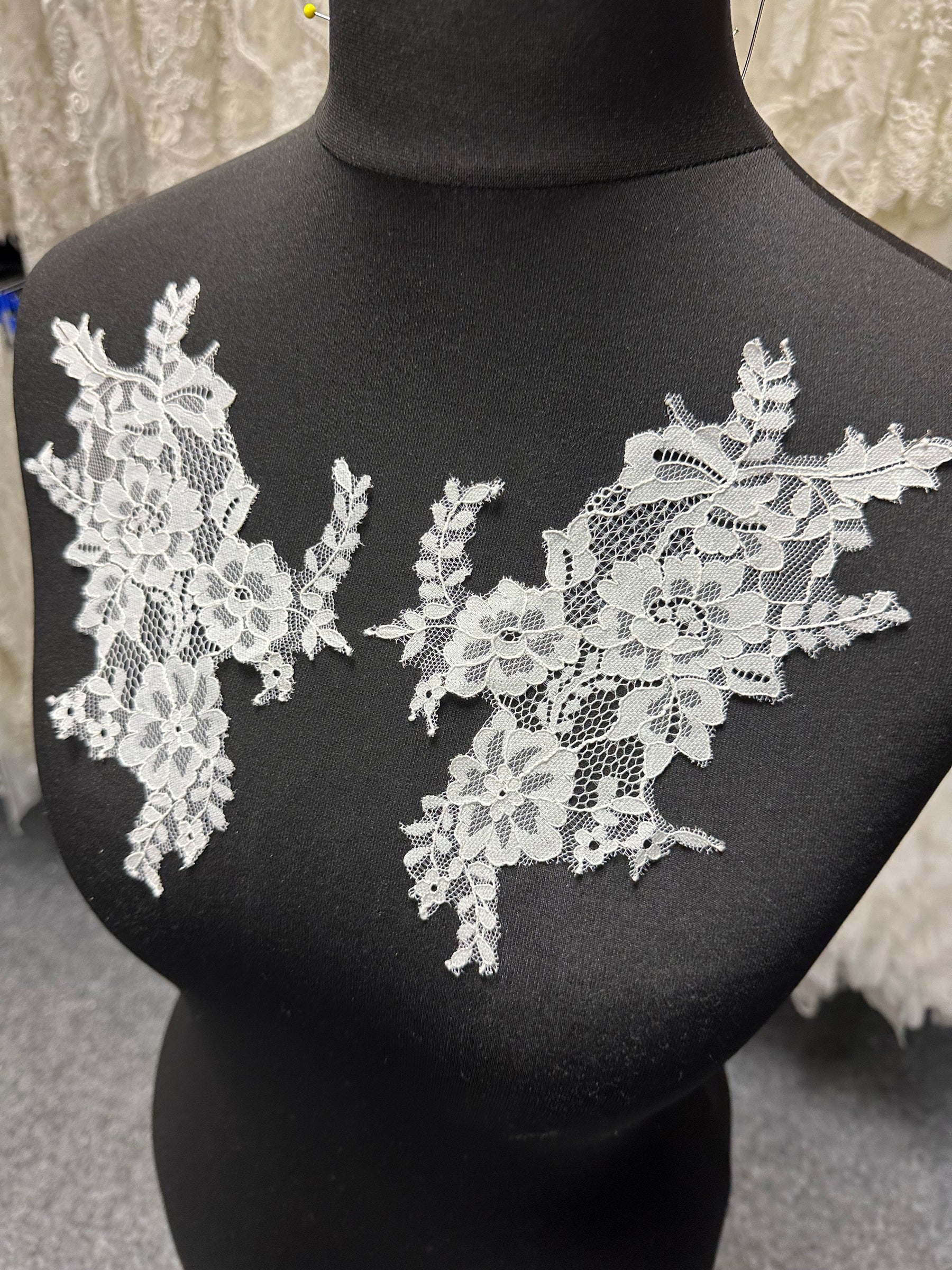 Elfenbeinfarbene florale Spitzenapplikationen – MT8003