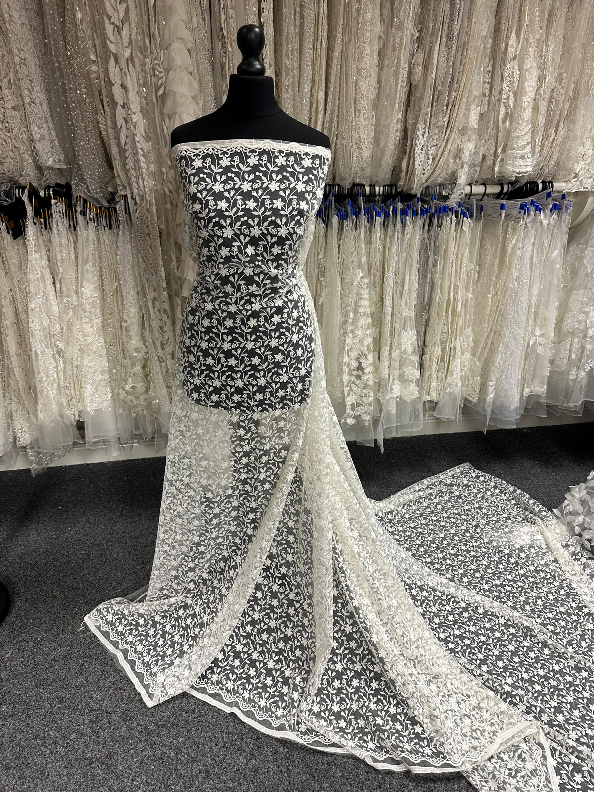 Elfenbeinfarbene, bestickte Blumenspitze - Lizzy