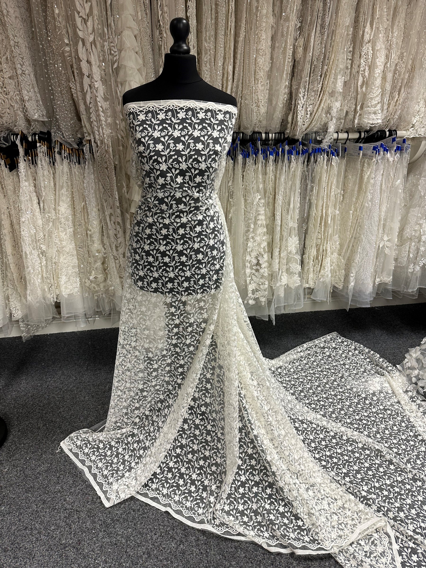 Elfenbeinfarbene, bestickte Blumenspitze - Lizzy