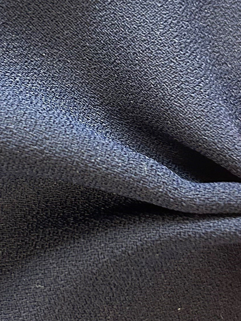 Marineblauer Polyester-Krepp – Neugier