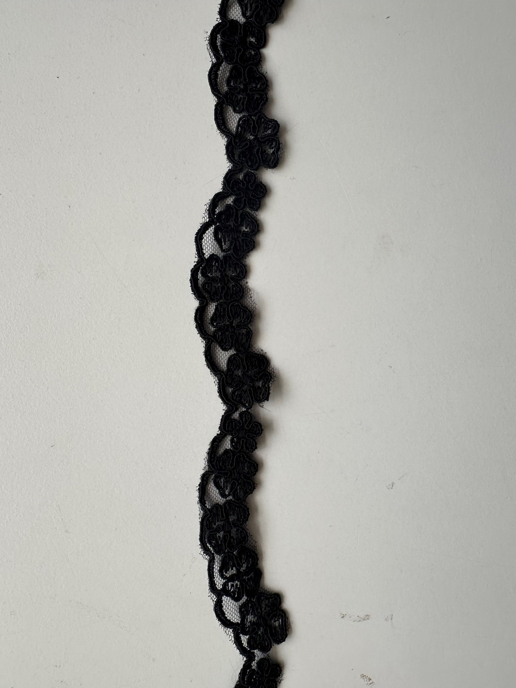 Schwarze Kordelspitze - T 457 Unbeperlen (CF)
