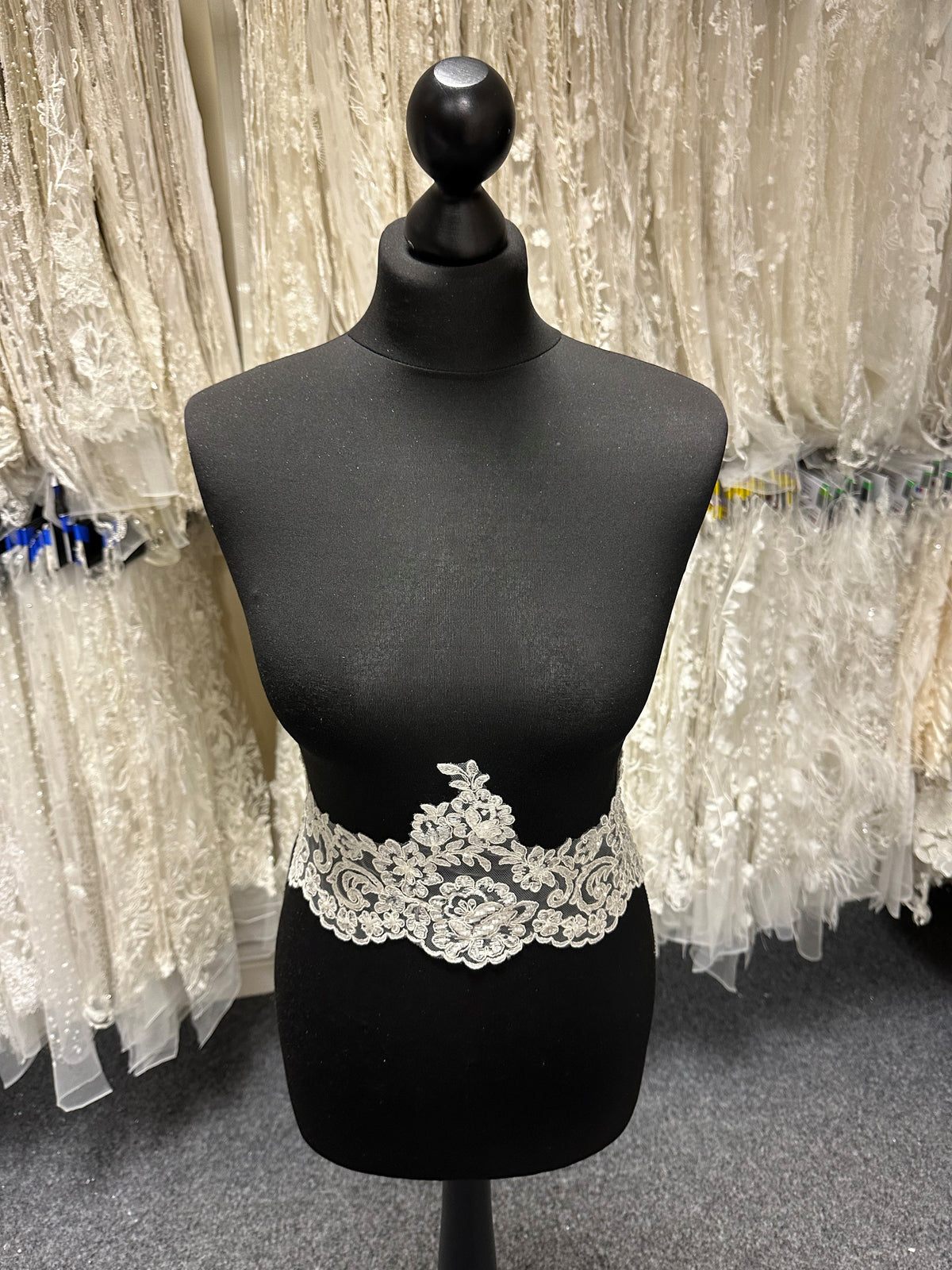 Elfenbeinfarbene, perlenbesetzte und kordelbesetzte Spitzenborte - laut