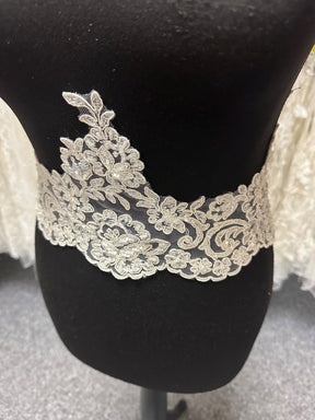 Elfenbeinfarbene, perlenbesetzte und kordelbesetzte Spitzenborte - laut