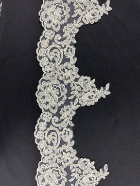 Elfenbeinfarbene, perlenbesetzte und kordelbesetzte Spitzenborte - laut