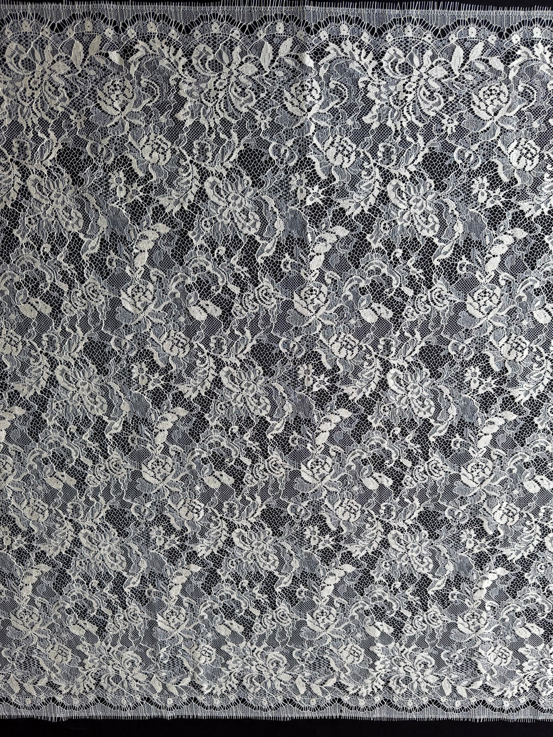 Elfenbeinfarbene Chantilly-Spitze - P173N