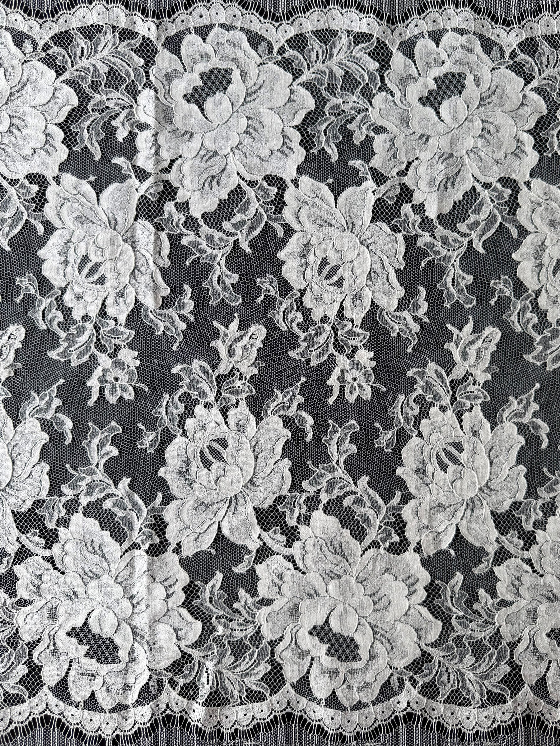 Elfenbeinfarbene Chantilly-Spitze - P180