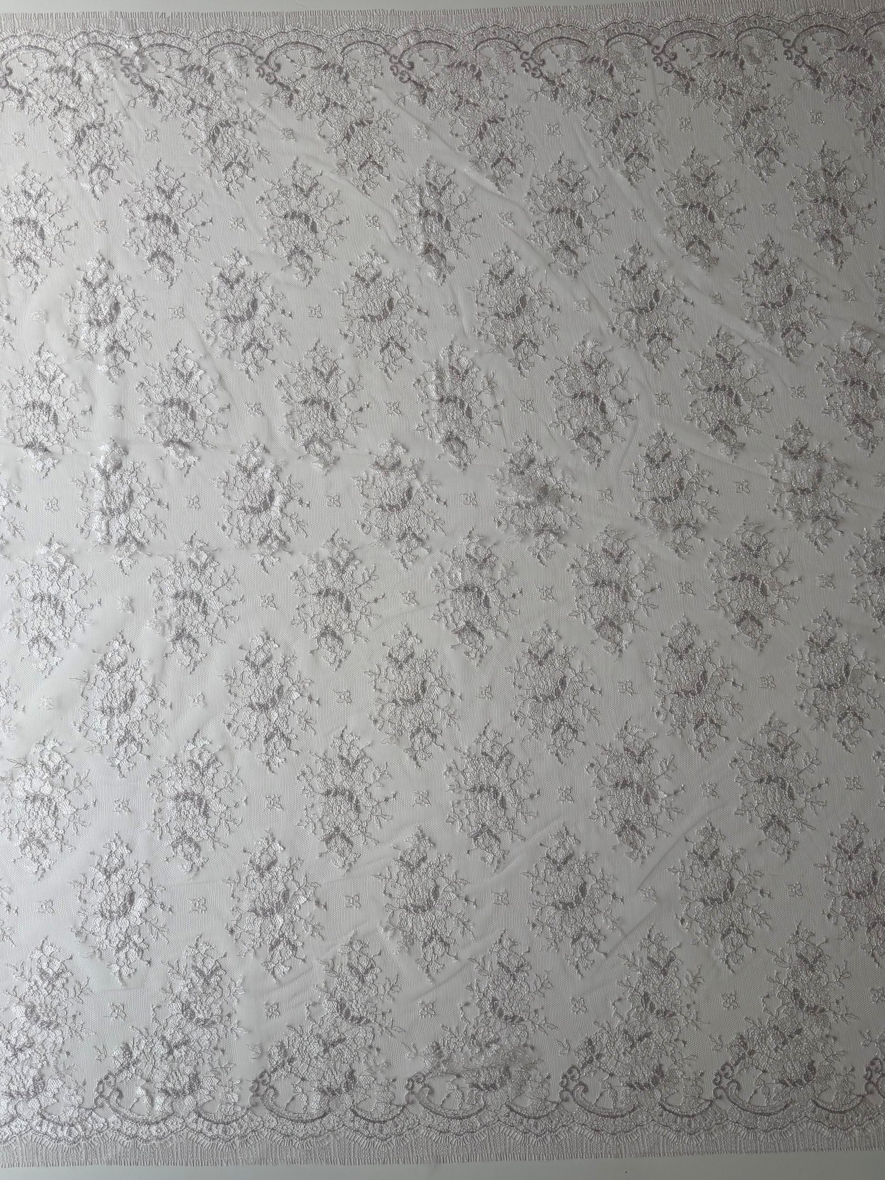 Altrosa & silberne Chantilly-Spitze - P186